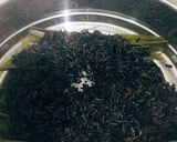 Hình bước làm 1 của món Xôi nếp cẩm & gà chiên nước mắm