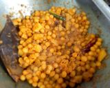 ঘুঘনি তিনকোনা পরোটা(ghugni porota recipe in Bengali) রেসিপির ধাপ 3 ছবি