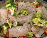 Foto del paso 7 de la receta: Merluza al horno con verduritas y salsa de espinacas