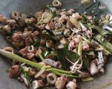 Foto langkah ke 3 dari resep Tumis cumi asin.