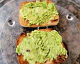 Foto del paso 2 de la receta: Tostas con aguacate, queso, membrillo, pasas y pipas