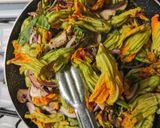 Foto del paso 3 de la receta: Quesadillas de flor de calabaza con hongos