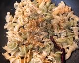 Foto del paso 2 de la receta: Pasta (lirios) con ajo y guindilla
