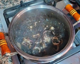 Foto del paso 15 de la receta: Calamares en su tinta con un toque de pasta de curry verde