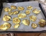 Φωτογραφία βήματος 4 της συνταγής Smashed potatoes με αρωματικά