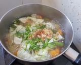 Foto langkah ke 6 dari resep Sayur Sop Sosis Bening.