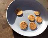 A picture of step 3 of Goat cheese & jam crackers.