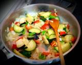 Foto del paso 4 de la receta Espaguetis🍝 con verduras, gambones y mejillones en salsa picante