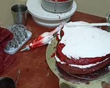 हार्ट शेप रेड वेलवेट केक (heart shape Red velvet cake recepie in hindi) रेसिपी चरण 12 फोटो