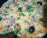 صورة لخطوة 3 من وصفة بيتزا بالجبن والتونة🤤😋