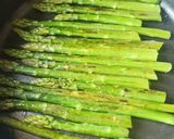 Une image de l'étape 1 de Asperges et halloumi grillées sauce mentholée.
