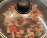 Selymes paradicsomos-gombás csirkeragu recept fázis 4 fotója