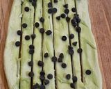 Foto langkah ke 4 dari resep Roti Gulung Matcha Chocochips.