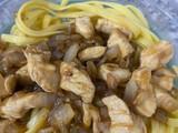 Tallarines con pollo y salsa teriyaki