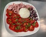Une image de l'étape 9 de Salade de tomates à l'oignon rouge, jambon blanc, basilic et burrata.