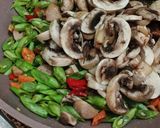 Foto langkah ke 3 dari resep Tumis Jamur Kancing Buncis.