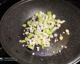 Foto del paso 3 de la receta: Wok de Arroz con Puerro y Salmón