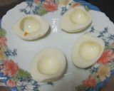 Foto del paso 3 de la receta Huevos rellenos de langostinos y surimi