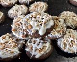 Foto del paso 5 de la receta: Galletas de chocolate con glaseado y fruto seco
