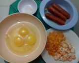 Foto langkah ke 3 dari resep Dadar telor isi sosis.