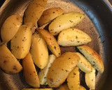 Foto del paso 3 de la receta: Camarones al Ajillo & Papas salteadas