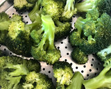 Foto del paso 2 de la receta: Brócoli salteado con espaguetis de calabacín