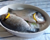 Foto del paso 3 de la receta: Dorada a la sal con aroma de albahaca