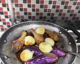 Foto langkah ke 3 dari resep Semur Ayam Terong Telur.