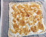 Foto del paso 5 de la receta: Coca de Cebolla caramelizada, Bacon y Papada ibérica