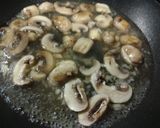 Foto del paso 2 de la receta: Tallarines con salsa de champiñones y alcaparras, que tul?