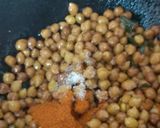 A picture of step 1 of Chatpata chana chat.