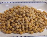 Foto del paso 1 de la receta: Garbanzos de bote al Pil pil con Caballa, Piquillos y arena de Olivas negras