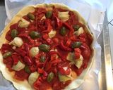 Une image de l'étape 6 de Pizza maison tomates anchois poivrons artichauts mozzarella di buffala et câpres italiennes.