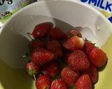 Foto langkah ke 1 dari resep Jus Strawberry Yogurt.