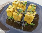 A picture of step 13 of Khaman dhokla.