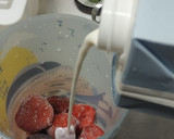 Foto del paso 2 de la receta: Helados de mango y fresas!