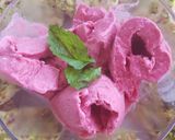 Une image de l'étape 1 de Glace onctueuse à la framboise avec son cornet fait maison.