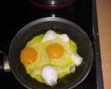 Foto del paso 2 de la receta: Revuelto de patatas con huevos fritos
