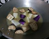 Foto langkah ke 3 dari resep Mangut Ikan Pe (pari asap) Pedas.