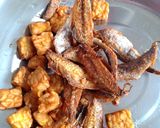 Foto langkah ke 2 dari resep Sambal Ikan Asin Tongkol Kecil dan Tempe.