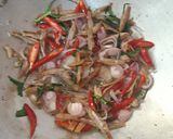 Foto langkah ke 4 dari resep Teri Goreng Daun Jeruk.