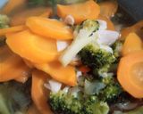 Foto langkah ke 2 dari resep Brokoli wortel tumis saus tiram.