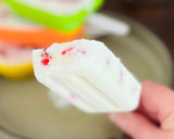Foto del paso 2 de la receta: Polo de yogur y mermelada con tropezones 🍓 🍡 🌞
