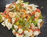 Foto del paso 4 de la receta Fideos de arroz con verduras pollo y gambas 🫑🥑🍗🦐