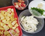 Foto langkah ke 1 dari resep Tumis Kentang dan Sosis | Menu 2 Bahan.