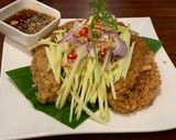 Hình bước làm 6 của món Gỏi Xoài cá Trê chiên xù