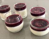 Panna cotta erdei gyümölcsös zselével recept fázis 3 fotója