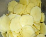 A picture of step 2 of Potatoes Bhajia mwitu.