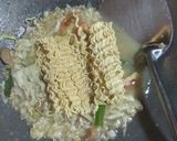 Foto langkah ke 3 dari resep Seblak Mie Sosis Kelor.