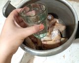 صورة لخطوة 2 من وصفة أجنحة الدجاج في الكوكوط
